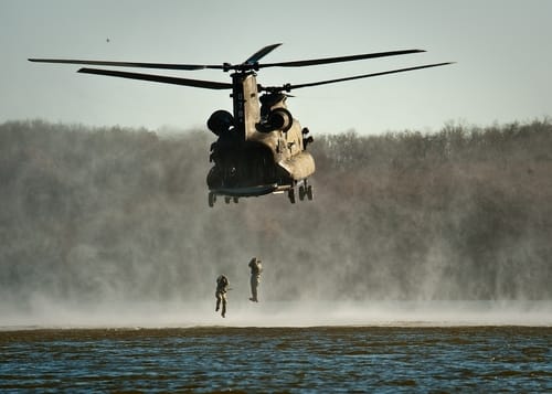 Sonhar com helicóptero caindo: o que isso significa?